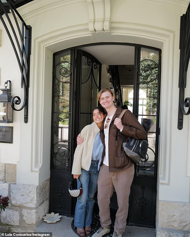 U drugom snimku, pjevačica Watcher i njezina mnogo viša Beau prigrljena ispred zgrade u Montalegreu, Portugal