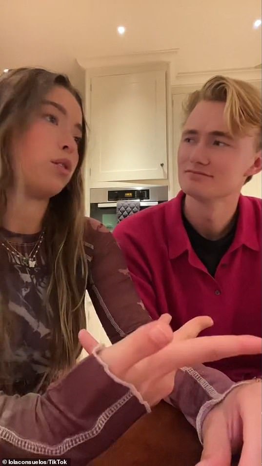 Cassius se tehnički nije pojavio na Lolinim društvenim medijima sve do listopada 2022. (na slici) - pet mjeseci nakon što je diplomirao s BS -om iz sportskog menadžmenta, i sedam mjeseci prije nego što je diplomirala glazbu i produkciju