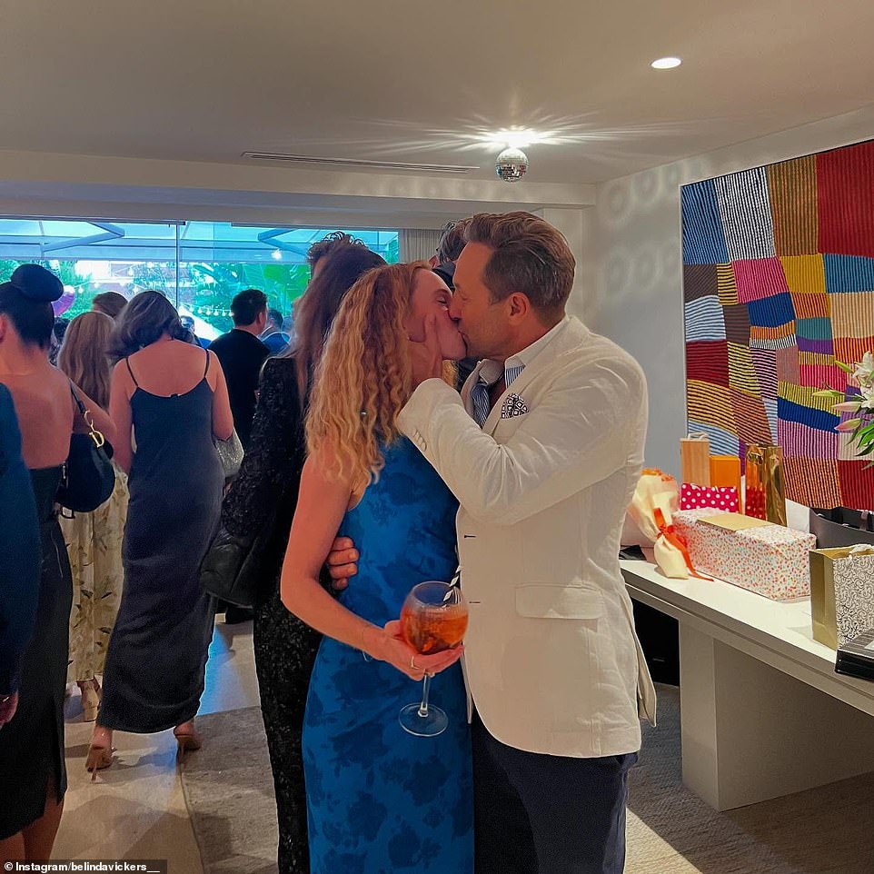 Reality TV zvijezda (31) dala je izjavu u dugoj svijetloplavoj cvjetnoj haljini dok je sa svojom ljepoticom stavljala voljeni prikaz