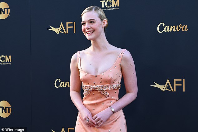 Izgledala je u dobrom raspoloženju, smiješeći se i mašući paparazzima, pa čak i probijajući se u smijeh na točkama