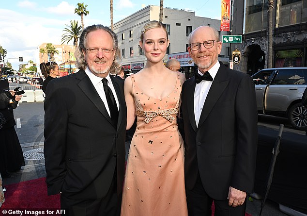 Nakon buđenja u solo snimcima, 27-godišnjak je također pozirao za fotografije s izvršnim direktorom Američkog filmskog instituta Bob Gazalle (lijevo) i filmaša Ron Howard (desno)