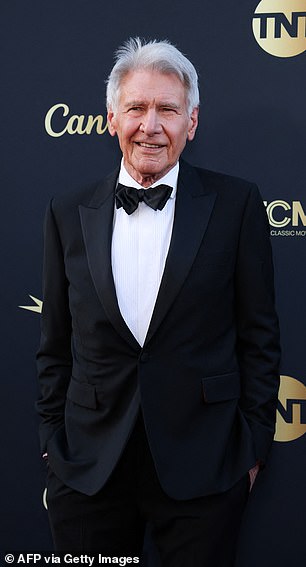 Ratovi zvijezda i Indiana Jones glumi Royalty, Harrison Ford stigao je noseći stilsko odijelo i kravatu s kosom češljanom