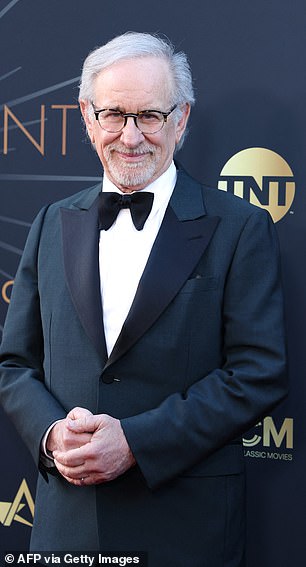 Steven Spielberg, koji je režirao filmove poput Schindlerove liste i Jurassic Park, mahnuo je za fotografije u crnom tuksu i par naočala