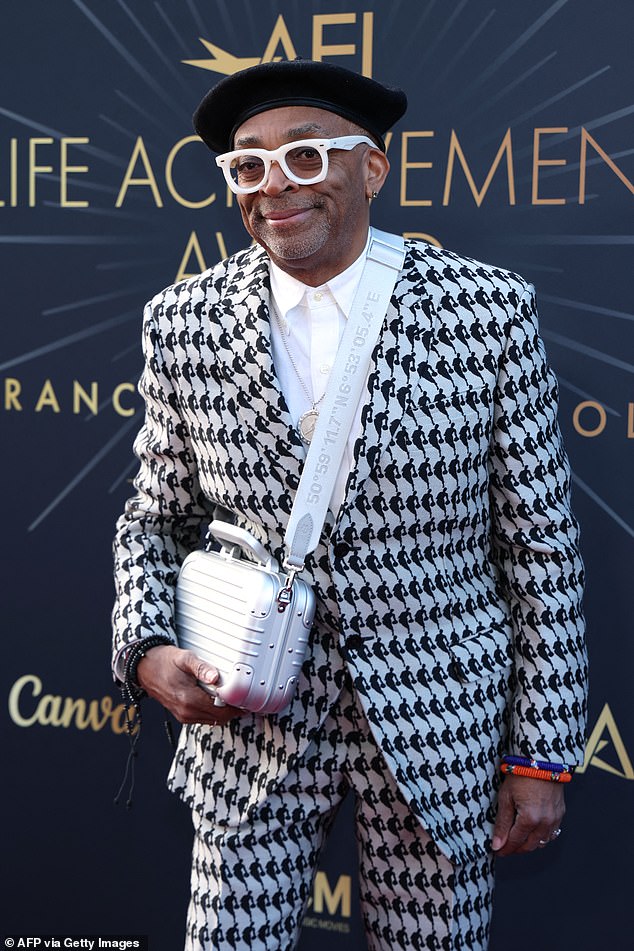 Možda je najupečatljiviji odjeća u noći donijela Spike Lee, koji je stigao u bijelo i crno odijelo s uzorkom, zajedno s vrećom s križanjem, bijelim sunčanim naočalama i beretom