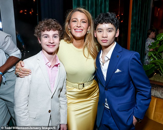 Završila je stilski ansambl s pojasom koji je probio svoj maleni struk (na slici s zvijezdama (LR) Joshua Satine i Ian Ho)