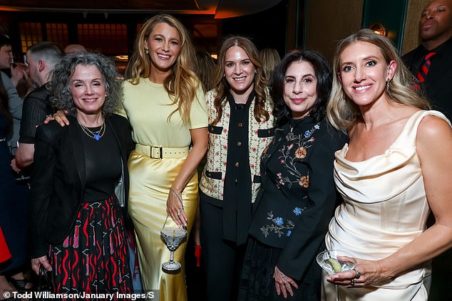 Završila je stilski ansambl s pojasom koji je probio svoj maleni struk (LR) Courtenay Valenti, Blake Lively, Julie Rapaport, Sue Kroll i Laura Fische