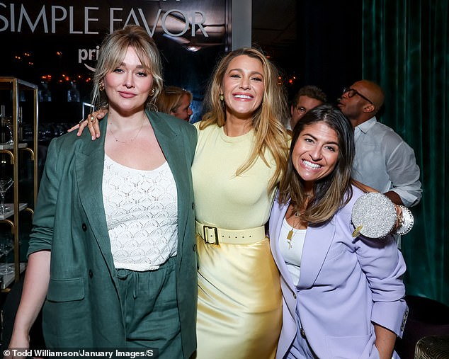 Blake (centar) također je zapeo torbu u obliku stakla za martini, kimnula je omiljenom piću svog filmskog lika