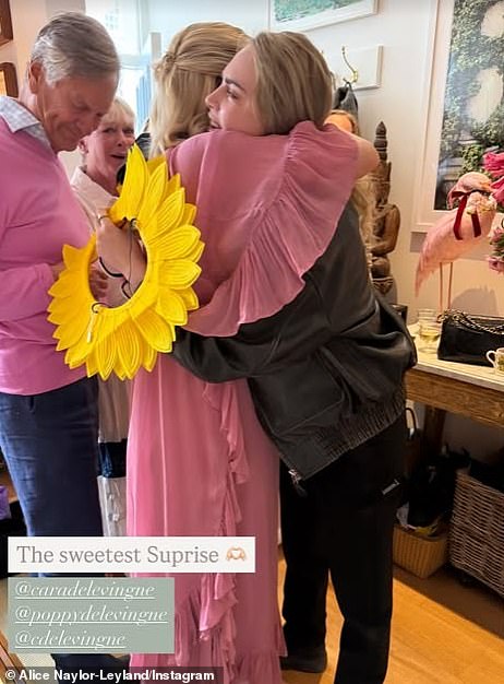 Carin dolazak došao je kao veliko iznenađenje Poppyja, koji je mislio da njezina mlađa sestra, sa sjedištem u Los Angelesu, neće moći doći zbog svog užurbanog rasporeda