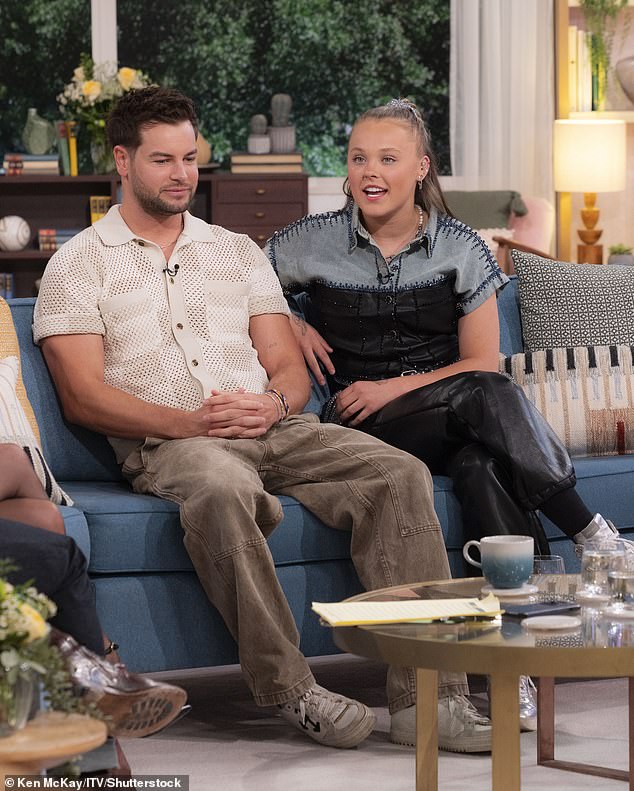 Tijekom njihovog pojavljivanja jutros ranije tog dana, Jojo je potvrdio da će napustiti britanski depsite ranije nagovještavajući njezinu želju da ostane