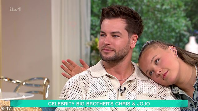 'Odlazim večeras, dobro danas odlazim za sat vremena', rekla je žalosno, na što je Chris odgovorio: 'Tužna vremena' i markirala vijest 'Hotel Heartbreak'