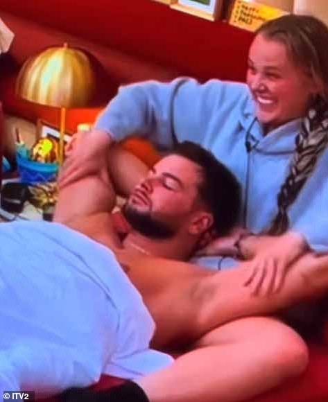 Jojo je rekao: 'Kath je objavila video u osnovi aludirajući da je Chris razlog zbog kojeg smo prekinuli i to nije slučaj. To nije istina (JoJo i Chris zajedno su se slikali u kući)