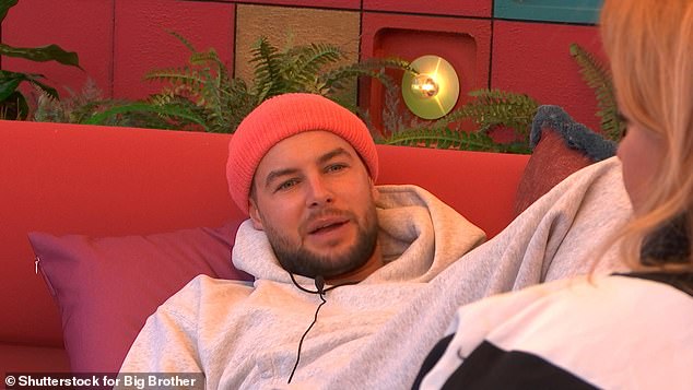 Prema izvješćima, primijećen je kako dolazi u zračnu luku u prevelikoj sivoj kapuljači i ružičastom šeširu od beanie, a oba je Chris nosila u kući (na slici)