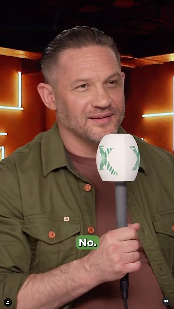Hollywoodska legenda pojavila se u emisiji Chris Moyles na radiju X, gdje ga je intervjuirao suorganizator Dominic Byrne