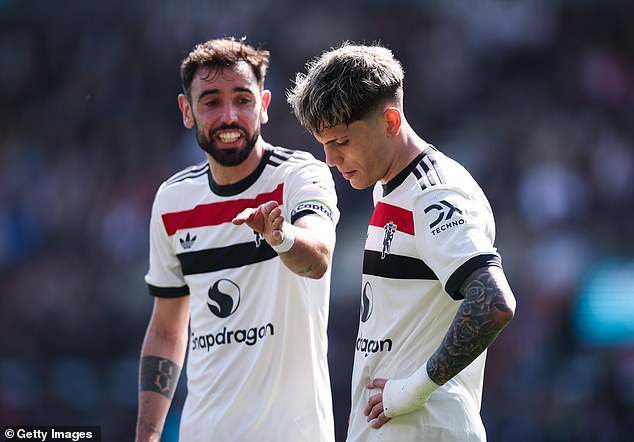 Vezni igrač, na slici opomena s Alejandra Garnachoom tijekom remiju 1-1 protiv Bournemouth-a u nedjelju, živa je u žalosnoj kampanji države United