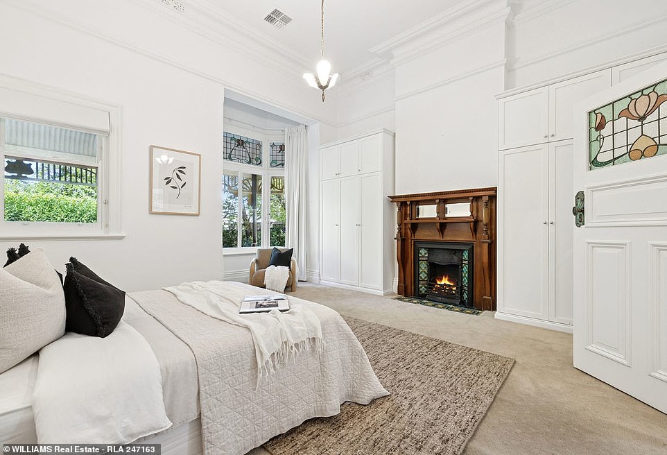 Postavljeno na dvije prostrane razine, objekt se može pohvaliti četiri dvokrevetne spavaće sobe, tri dnevnog boravka i dvije obnovljene kupaonice