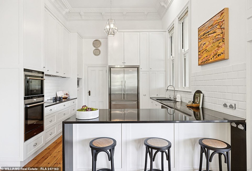 Preuređena kuhinja ima granitne klupe, pare i zidne peći i siemens uređaje