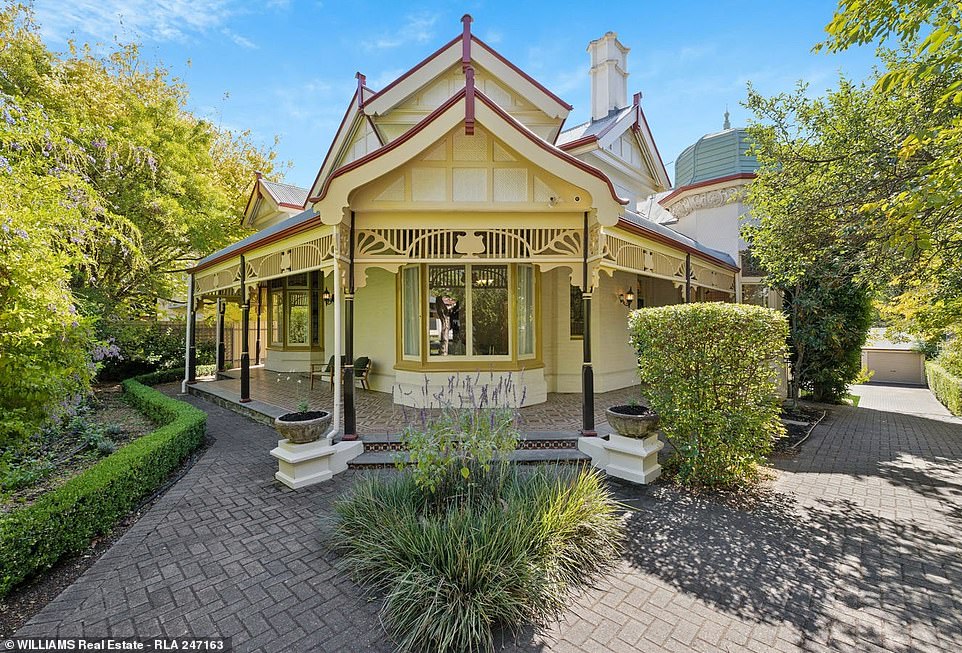 Iako je veza slavnih s imanjem jasna, također je objavljeno da Mel, 69, tehnički nije sam posjedovao imovinu. Umjesto toga, kupljena je 1990. pod imenom Lasano Pty Ltd - tvrtke koju je režirao Mel -ov partner za produkciju ikona Bruce Davey