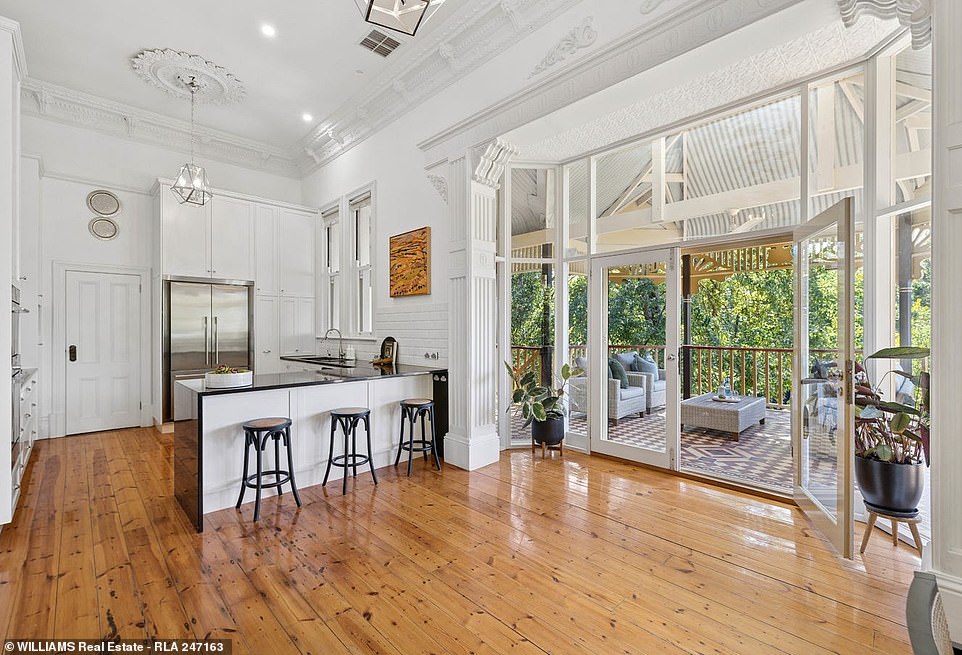 Navedeno bez vodiča za cijenu, zadivljujuća rezidencija kraljice Anne sjedi na impresivnom bloku od 1.170 četvornih metara