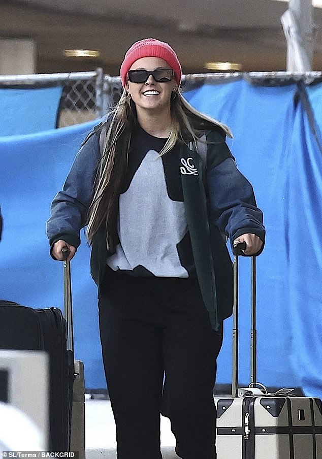 Zvijezda Dance Moms, 21, izgledala je veliko duhovi dok je kotačila kofere dok je nosila ružičasti šešir i nijanse na aerodromu Lax