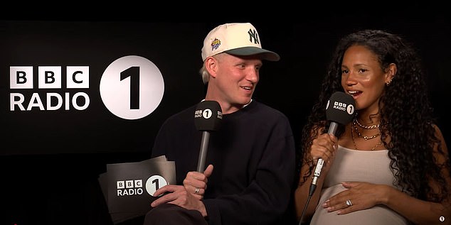 Tijekom novog intervjua BBC Radio 1 s glumicom Florence Pugh, voditeljica je podržavala kvrgu dok je sjedila u kremskoj haljini Bodycon