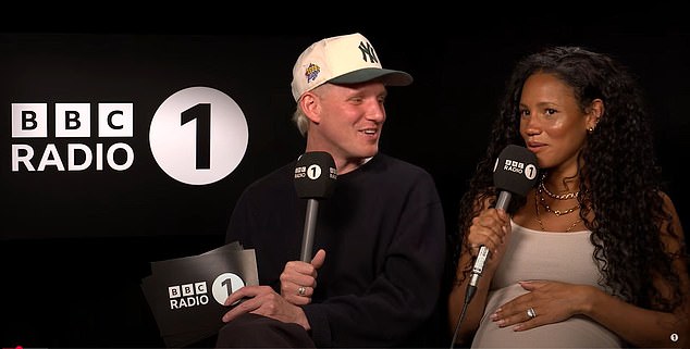 Pored svog suorganizatora Jamieja Laing-a, Vick je nježno udario trbuh tijekom cijelog intervjua, također ponosno pokazujući svoj zasljepljujući zaručnički i vjenčani prsten