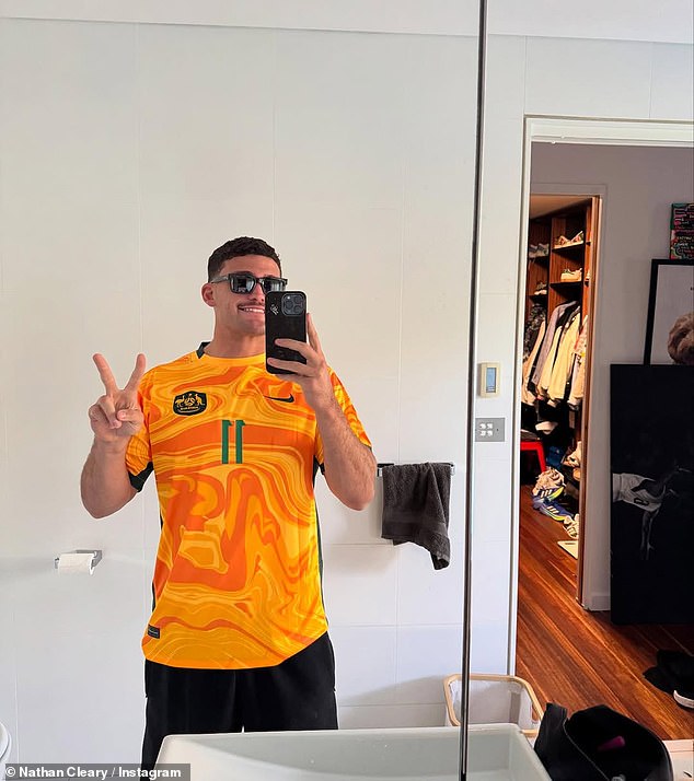 Cleary je ranije pokazao svoju podršku svom Beau Fowleru, nakon što se pojavio da objavljuje sliku sebe kako nosi jedan od Fowlerovih dresova Matildas