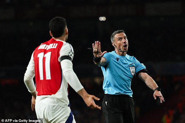 Arsenal je suca stalno frustrirao dok su se borili da zadrže svoja smirenost