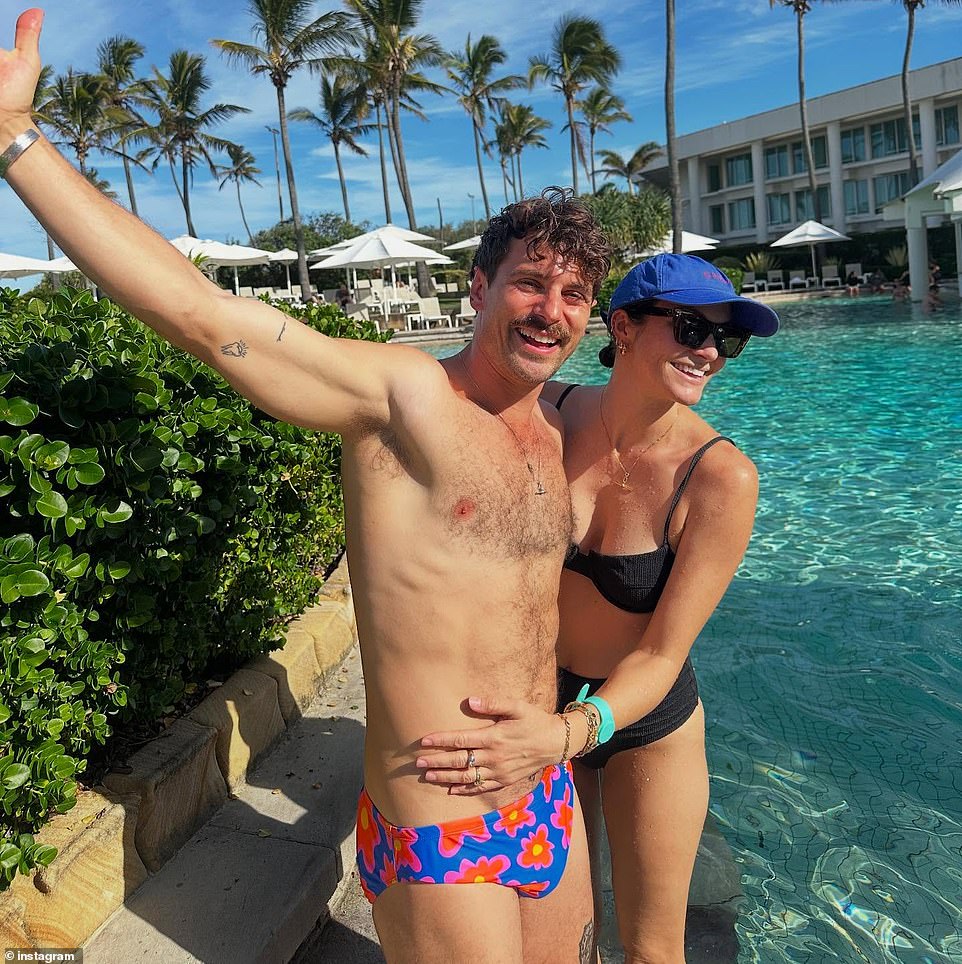 Bivša zvijezda Bachelor najavila je uzbudljive vijesti o svom podcastu, Life Uncut, koju je u srijedu suvlačila s kolegom reality zvijezdom Brittany Hockley