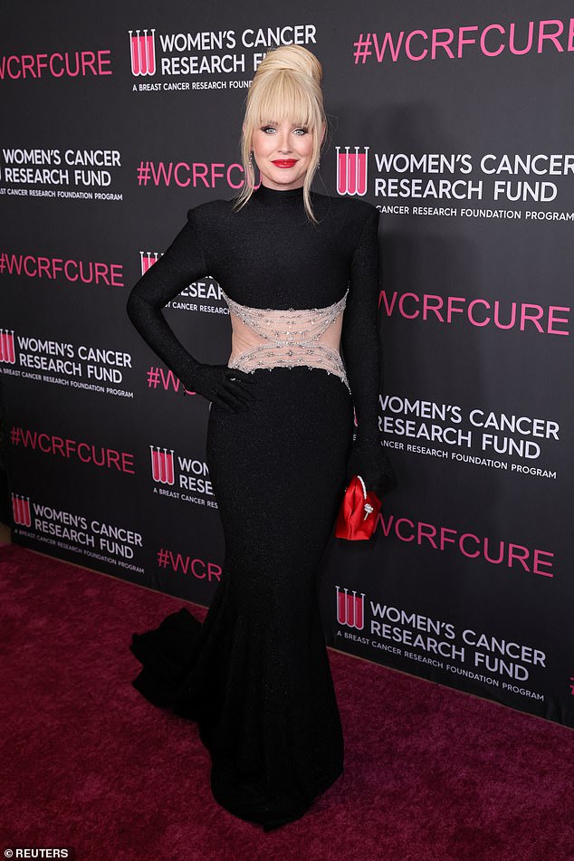 Zvijezda rođene u Melbourneu zapanjena je crnom haljinom koja je sadržavala dramatičan vlak i odvažan sekn u kojem se detaljno opisuju širom Midriffa