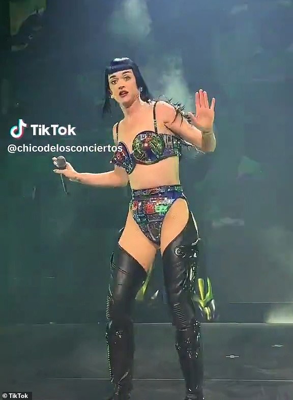 Isječci s njezine turneje na kojima se pojavljuje stijene objavljeni su na društvenim mrežama