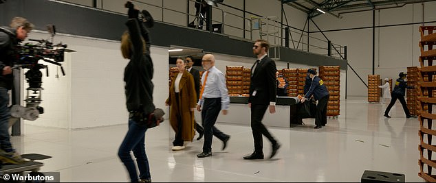 Videozapis iza kulisa prikazuje režisere i producente oglasa koji se probijaju u smijeh između Olivijinog sjajnog izvedbe