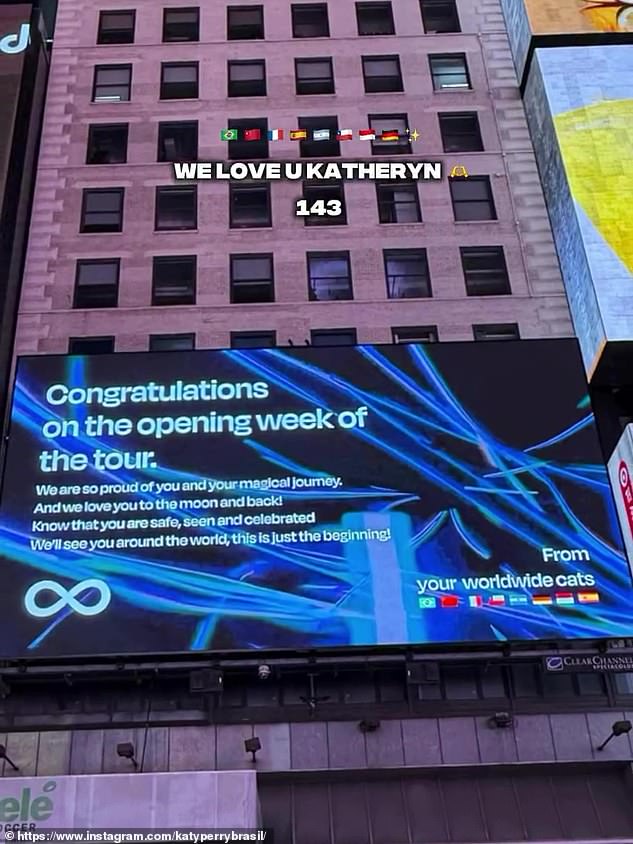 Katyin ispad bio je reagirao na njezine obožavatelje koji su platili pano kako bi pjevačica pokazala svoju podršku