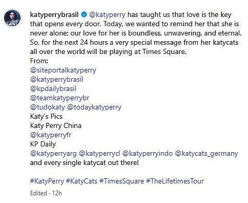 Uz videozapis koji prikazuje pano, natpisi i titlovi glasi: '@Katyperry nas je naučio da je ljubav ključ koji otvara sva vrata. Danas smo je htjeli podsjetiti da nikad nije sama; Naša ljubav prema njoj je bezgranična, nepokolebljiva i vječna '