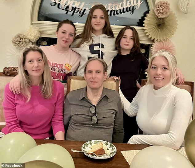 Njegove kćeri - Isa, 49, Holly, 47, i Taryn (45), otkrile su da je u jesen 2023. obitelj uživala u noći kuglanja kad je Michael izvukao skretanja, a zatim je to učinio dodatna dva puta, što je izazvalo neke zabrinutosti, što je izazvalo neke brige
