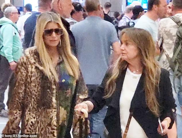 44-godišnjoj zvijezdi pridružila se i mama Tina Ann Drew, 65 godina, jer je svako malo izgledala slavne osobe dok je na aerodromu spojila krzneni kaput od leoparda i velike dizajnerske nijanse