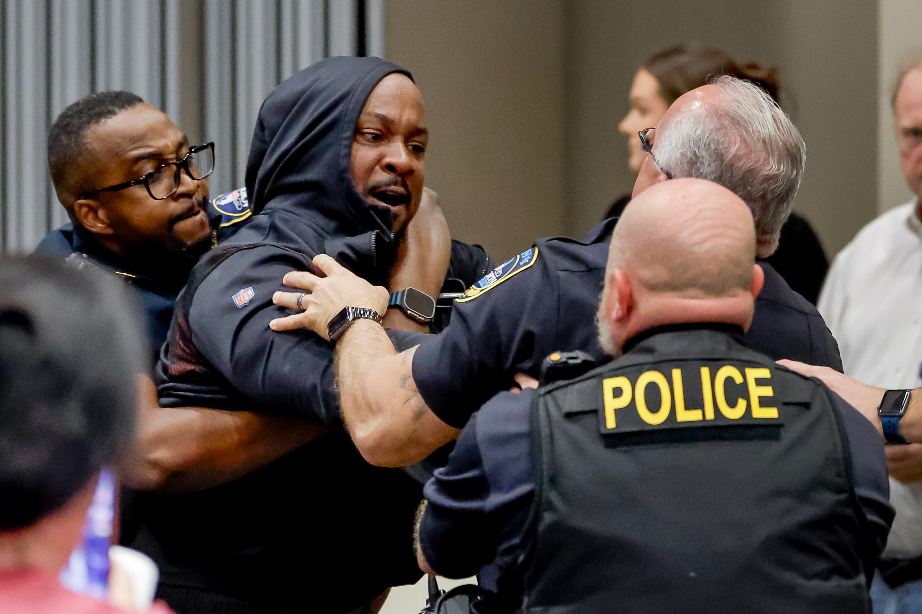 Prosvjednik odolijeva da ih policajci Acworth uklone kao republikanski predstavnik iz Georgije Marjorie Taylor Greene sudjeluje u njezinoj gradskoj vijećnici okruga Cobb