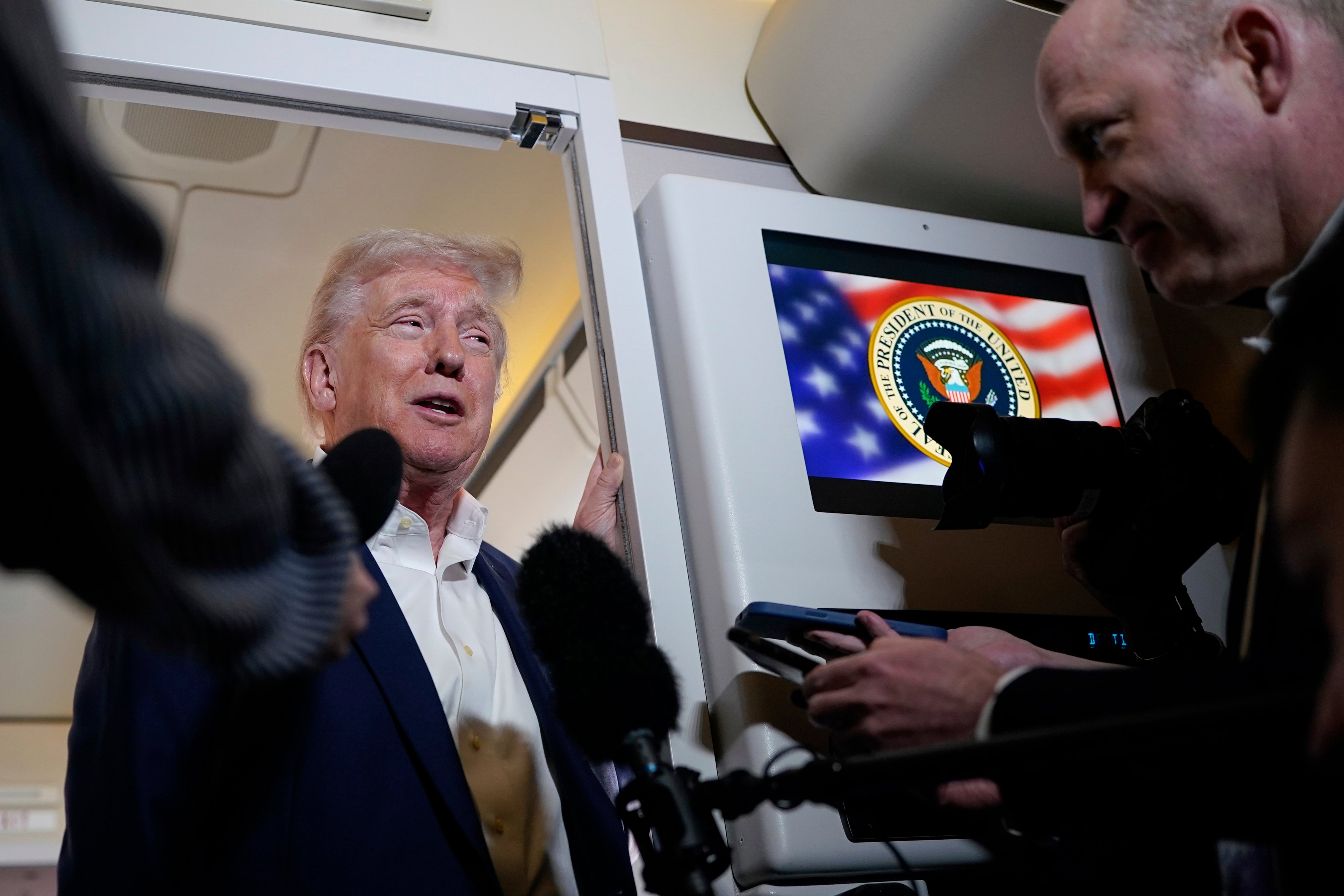 Predsjednik Donald Trump razgovara s novinarima u zrakoplovstvu One na putu do međunarodne zračne luke Palm Beach