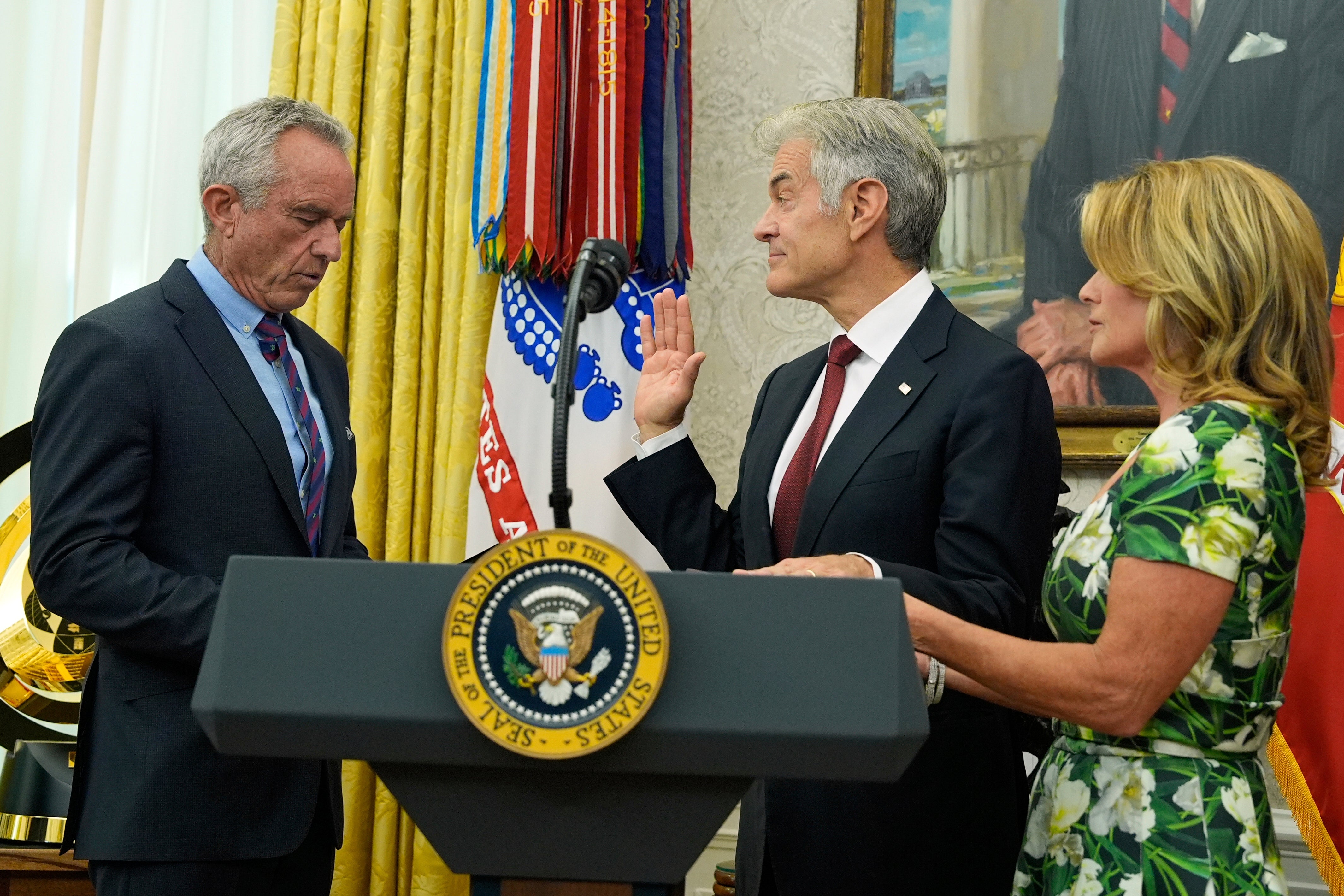 Tajnik za zdravstvo i ljudske usluge Robert F. Kennedy Jr., s lijeve strane, zaklinje se u dr. Mehmet Oz kako bi bio administrator Centra za Medicare i Medicaid usluge. Mlada djevojka onesviještena tijekom ceremonije