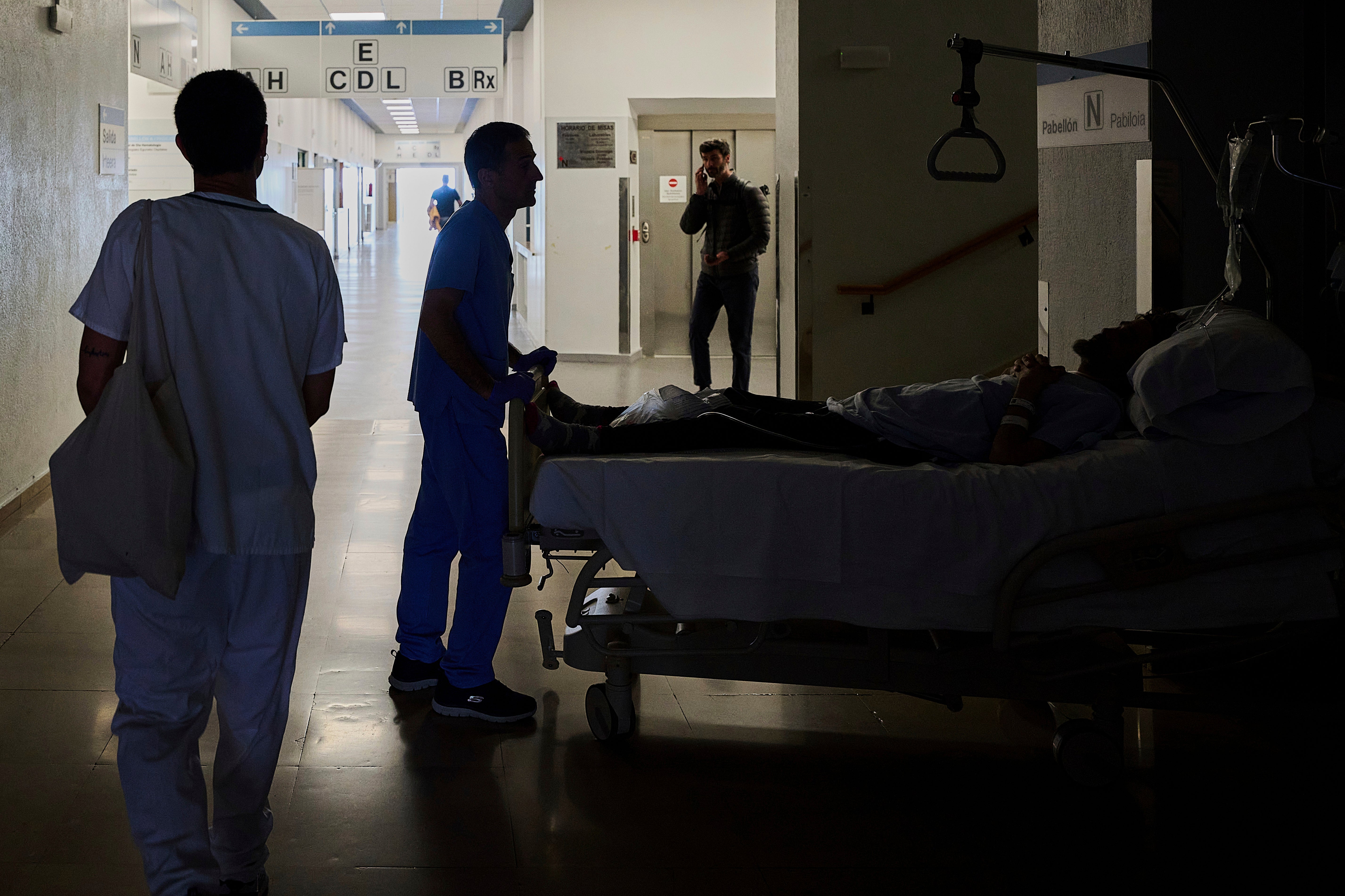 Medicinski službenik preseljava pacijenta tijekom nestanka struje u cijeloj državi u Pamploni, Sjeverna Španjolska, u ponedjeljak, 28. travnja 2025.