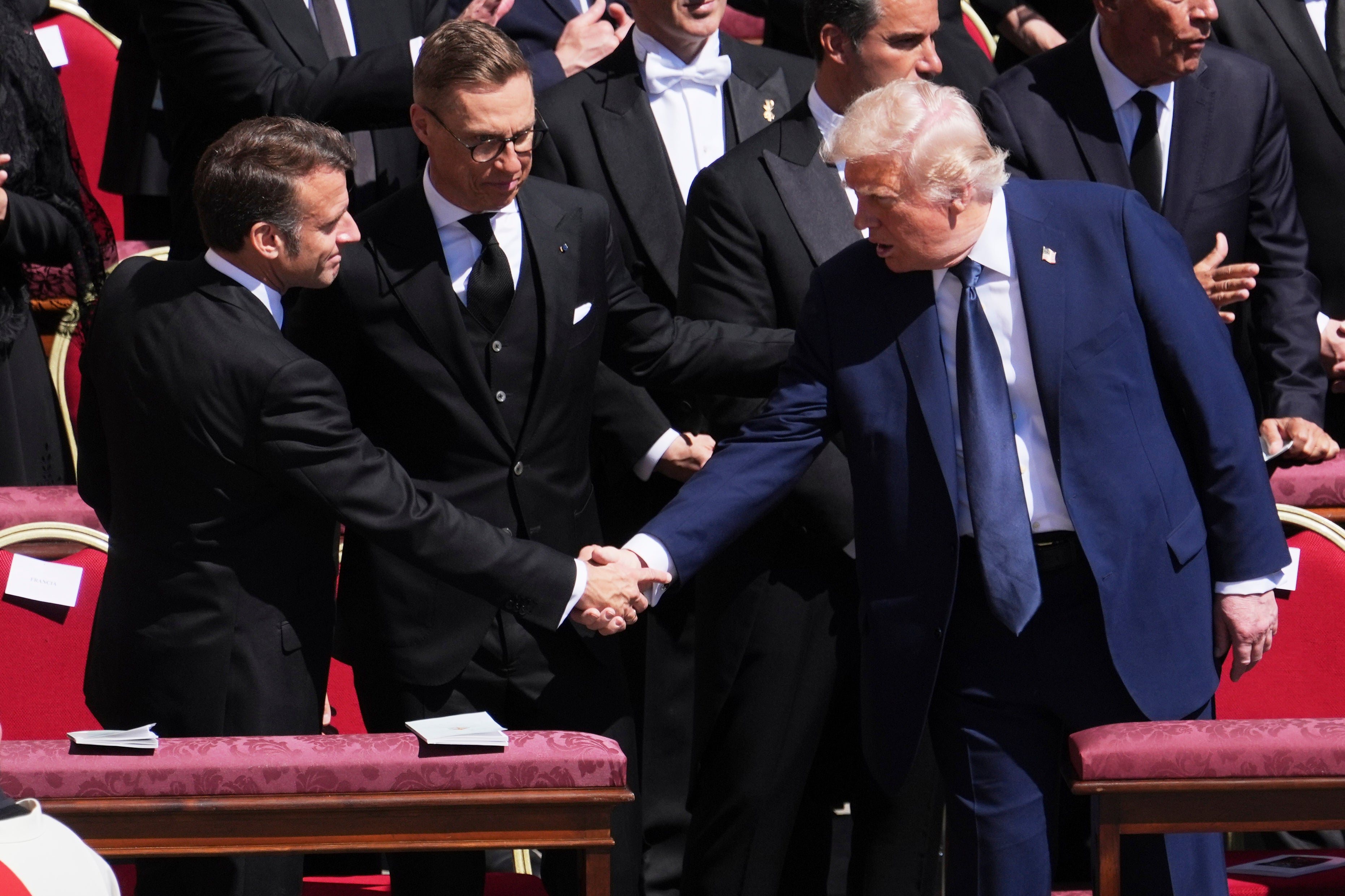 Trump, držeći se s francuskim predsjednikom Emmanuelom Macronom kako gleda predsjednik Finske Alexander Stubb, nosio je plavo odijelo na sprovodu pape Franjo