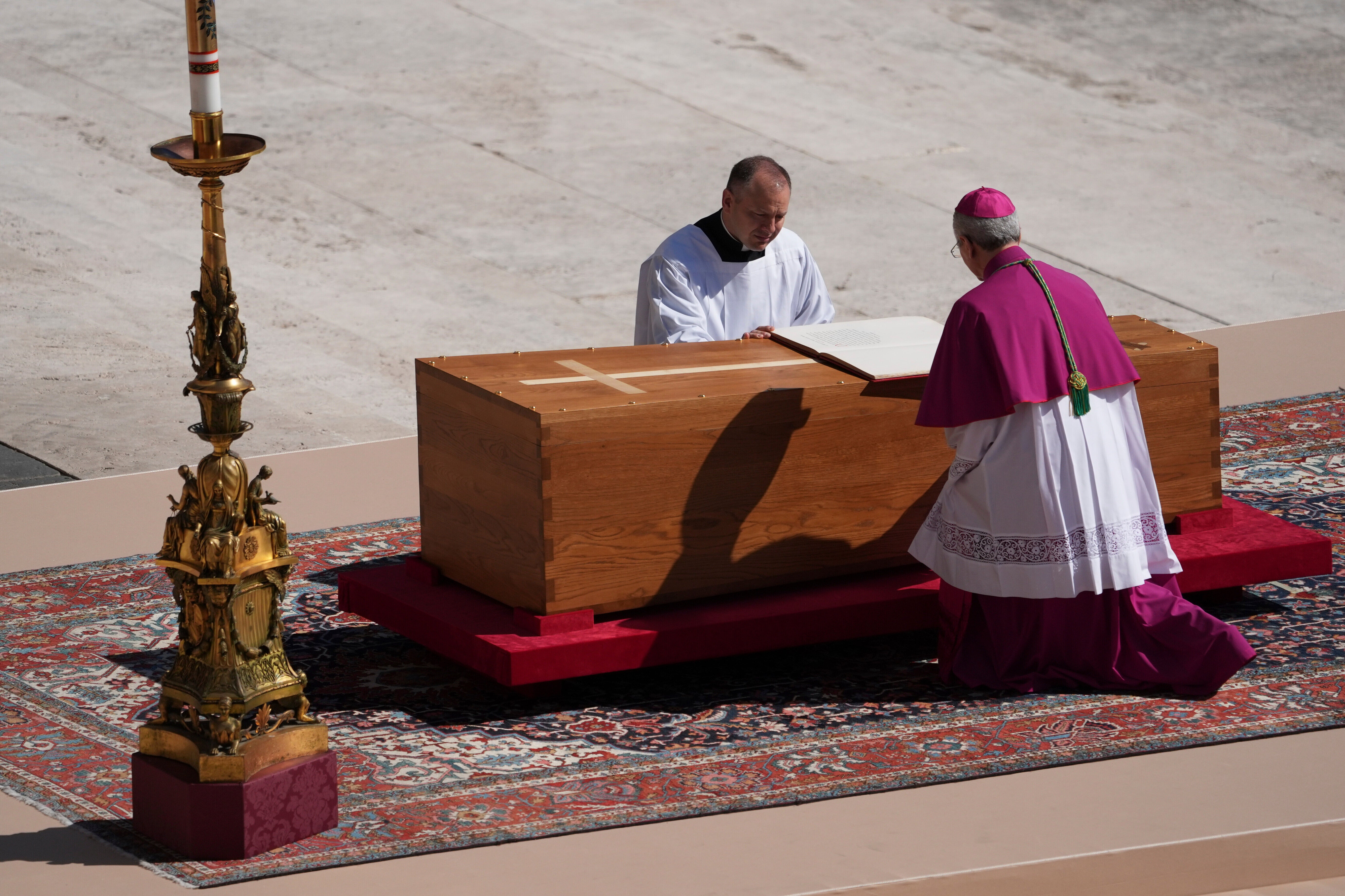 Drveni lijes 88-godišnjeg pontifa, zatim je polako prevezen do svog posljednjeg groblja u bazilici St. Mary Major