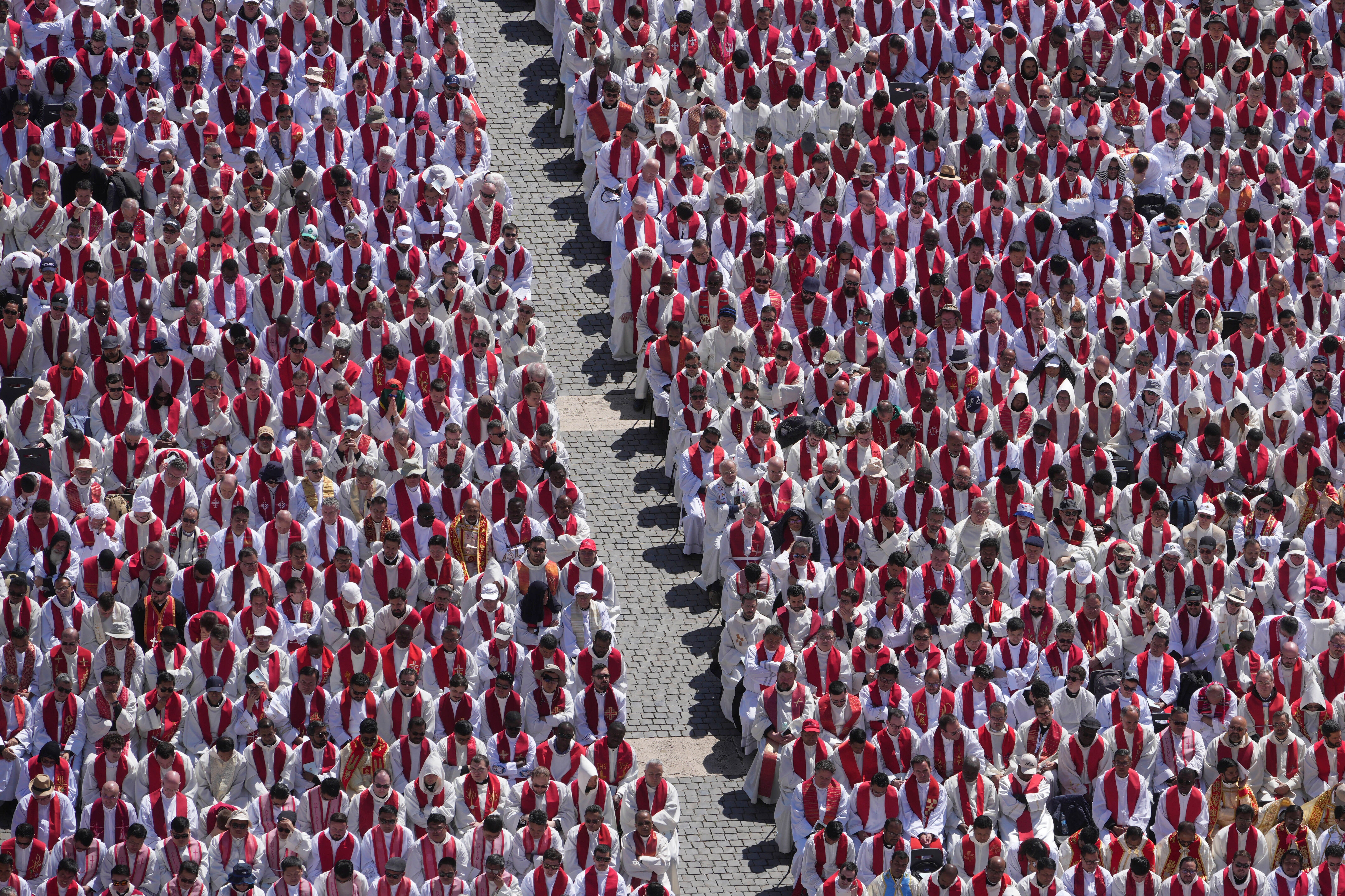Tisuće ožalošćenih bilo je u Rimu dok je papa Franjo postavljen na odmor