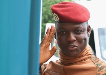 Afrički vođa pomilova vojnike desetljeće nakon pokušaja državnog udara – RT Afrika