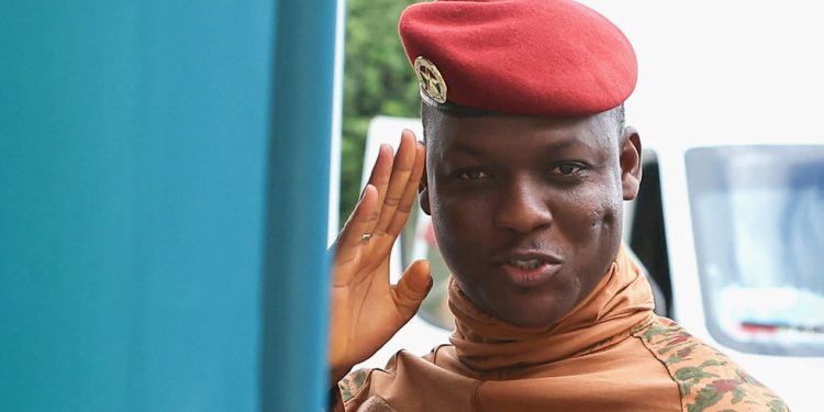 Afrički vođa pomilova vojnike desetljeće nakon pokušaja državnog udara – RT Afrika