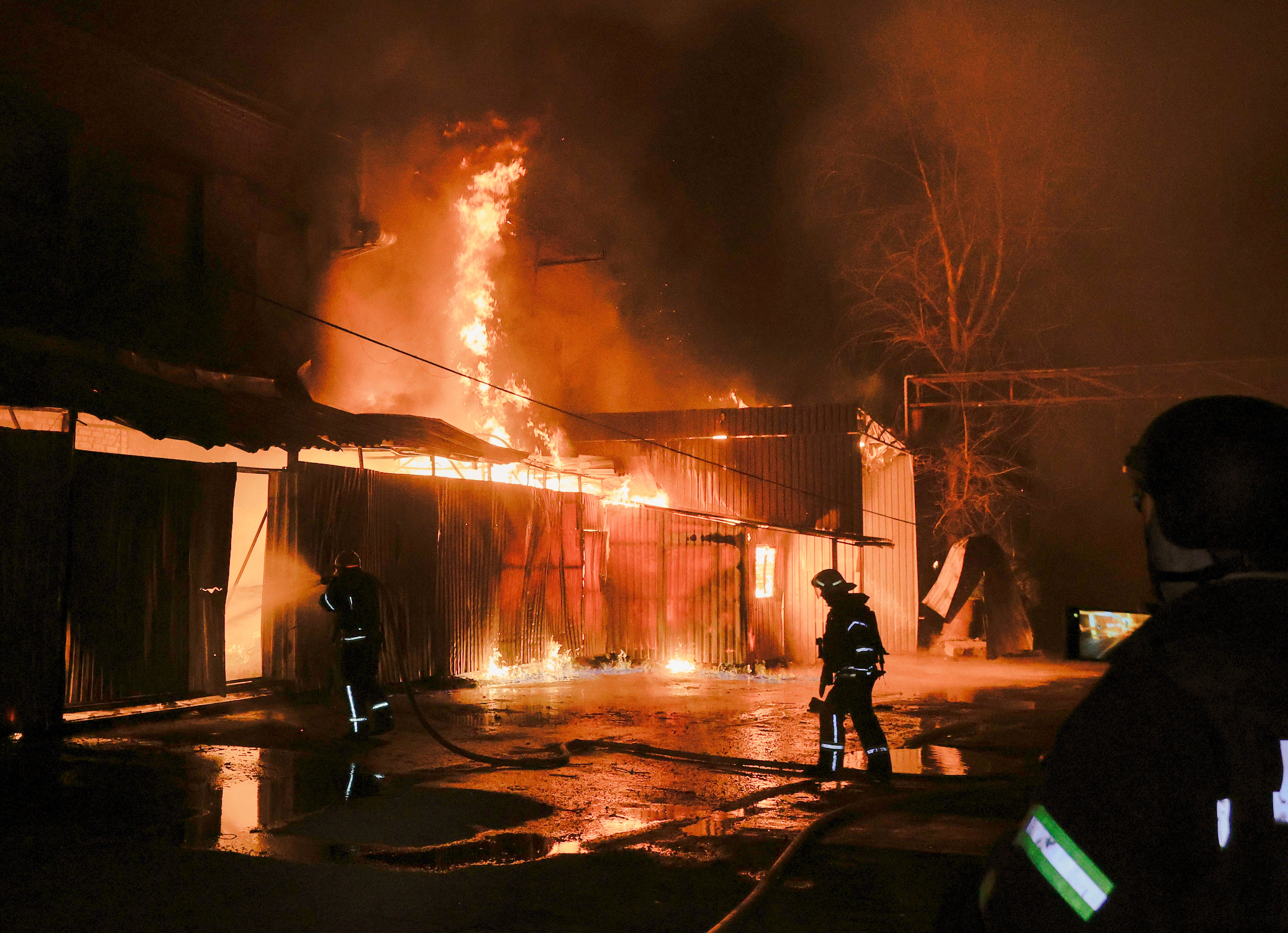 Spasioci rade na mjestu štrajka bespilotne letjelice u Karkivu, Ukrajina, u srijedu