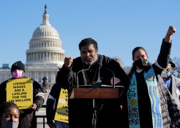 Aktivistički pastor koji je kritizirao Trumpa uhićen dok je molio unutar Kapitola