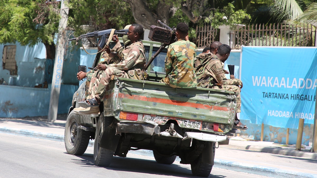 Somalijske sigurnosne snage otpremljene su na mjesto događaja nakon bombe i oružanih napada