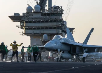 Američki mornar ozlijeđen kad se američki borbeni mlaz odruši od nosača zrakoplova, izmičući Houthi pobunjenički štrajk