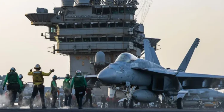 Američki mornar ozlijeđen kad se američki borbeni mlaz odruši od nosača zrakoplova, izmičući Houthi pobunjenički štrajk
