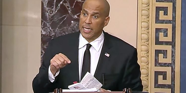 Američki senator obori rekord smeća Trumpa ravno 25 sati – RT World News